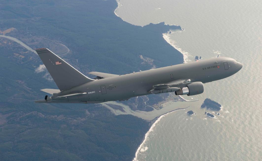 Prueba la Fuerza Aérea de EU avión cisterna KC-46 sin copiloto