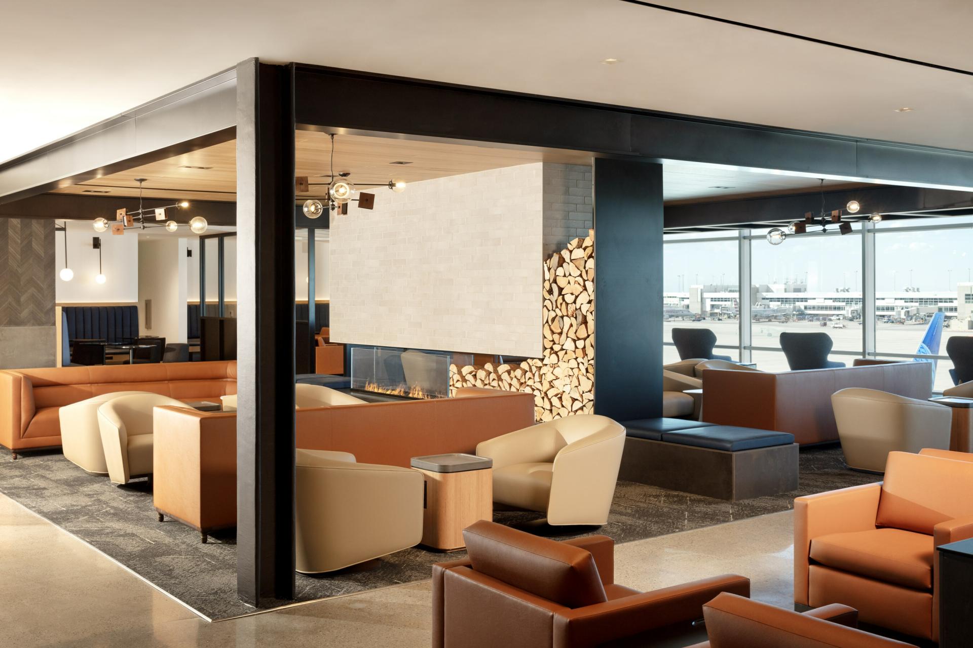 Inaugura United la sala VIP más grande del mundo