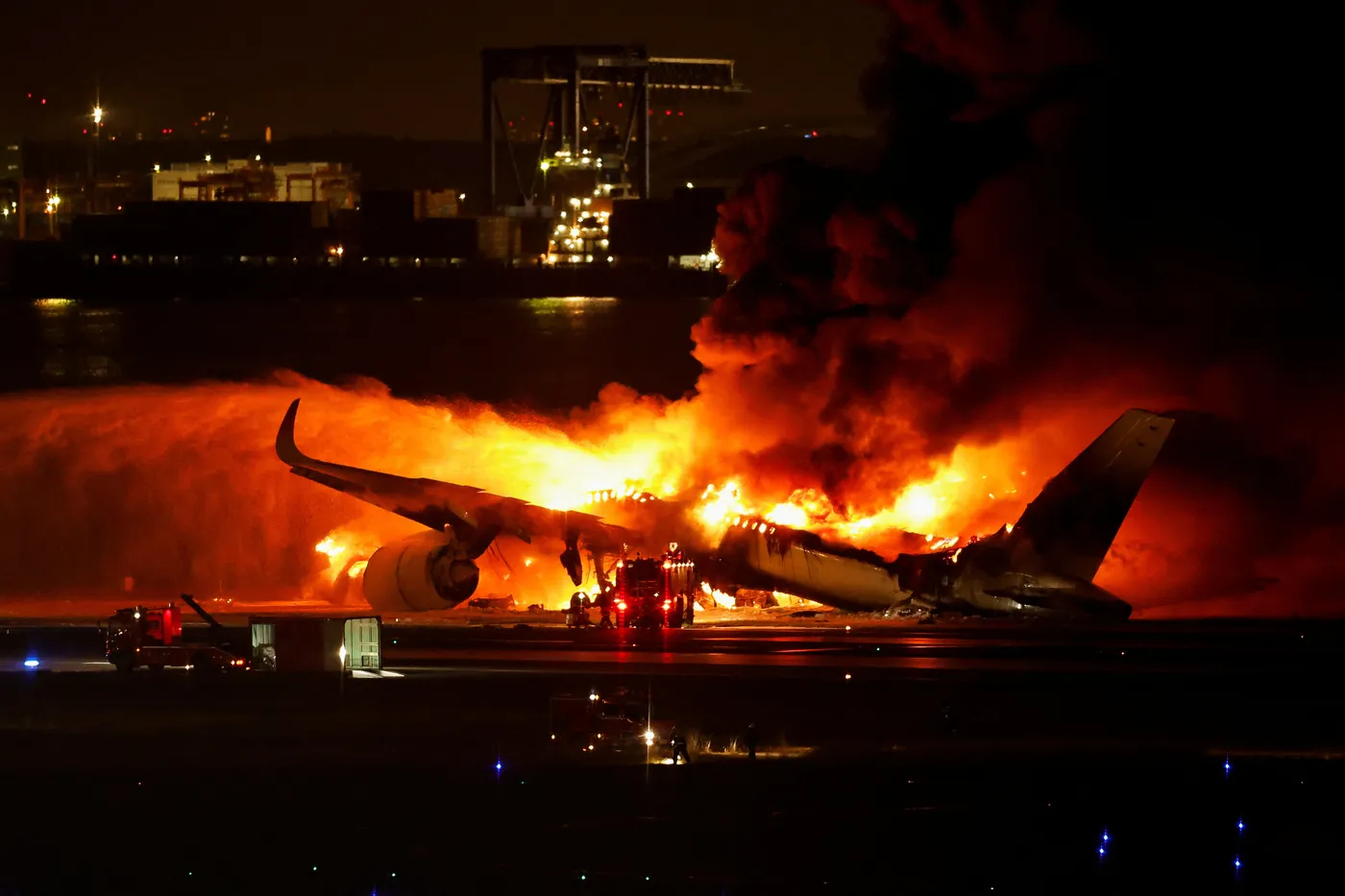 Accidente fatal de un Airbus 350-900 de JAL y una aeronave naval en Haneda