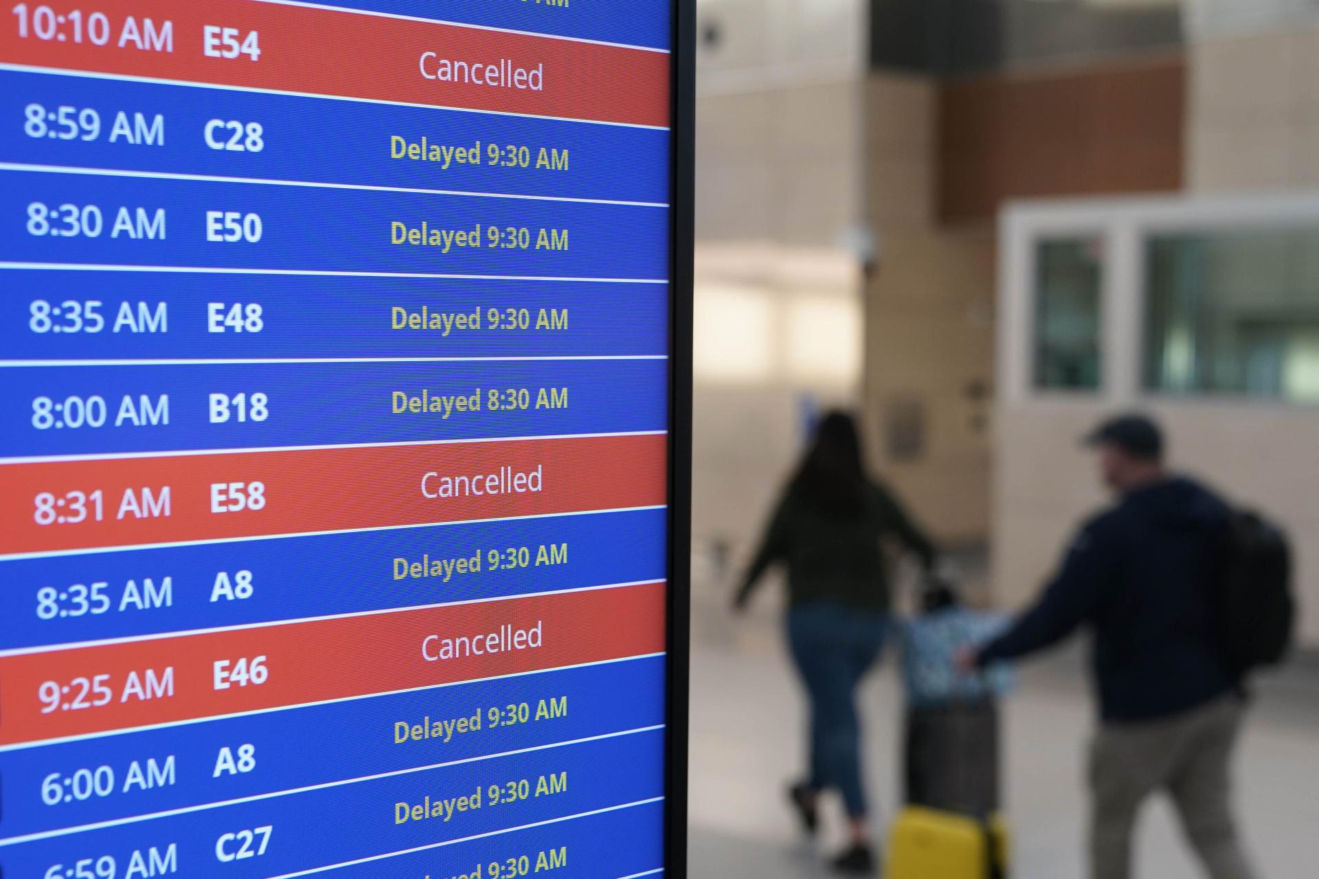 Reportan mejoras en servicios a viajeros de Estados Unidos en abril