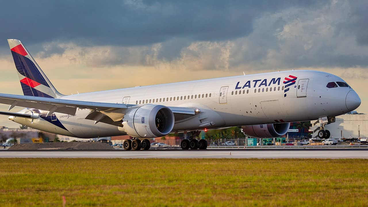 Analiza LATAM Airlines compra de hasta 30 aviones Embraer
