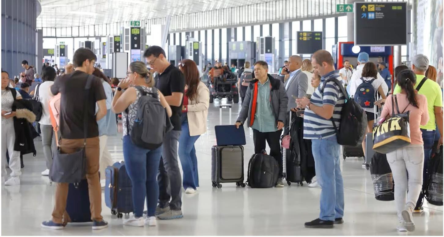 Impactan en tráfico de pasajeros reducción de slots, fenómenos meteorológicos y ajuste en capacidades de aerolíneas