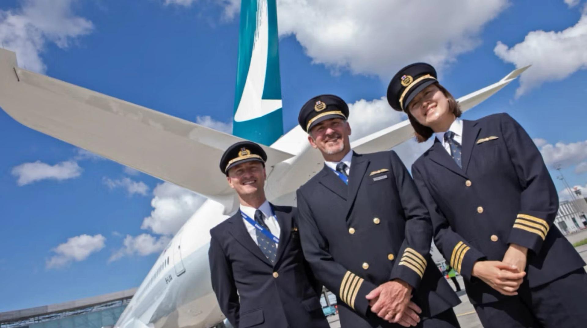 Gradúa Cathay Pacific a 34 nuevos pilotos tras completar formación interna