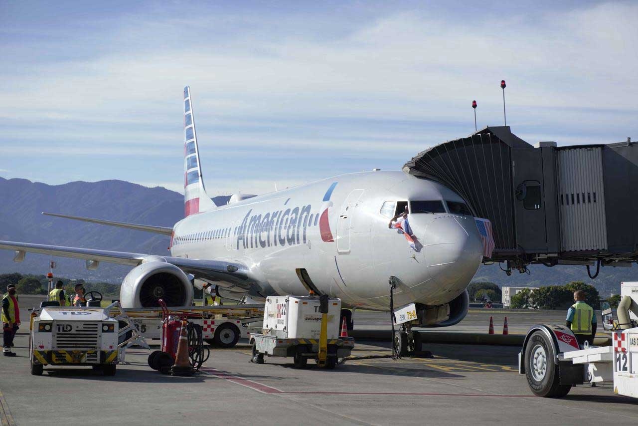 Demanda American Airlines a Chicago por cesión de puertas en O’Hare a United