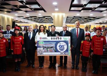 Presenta Lotenal boleto conmemorativo del 98 aniversario del AICM
